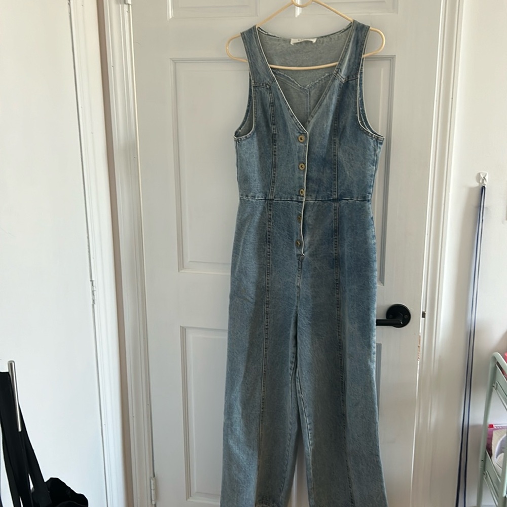 Denim jump suit only worn twice, super comfortable in size medium